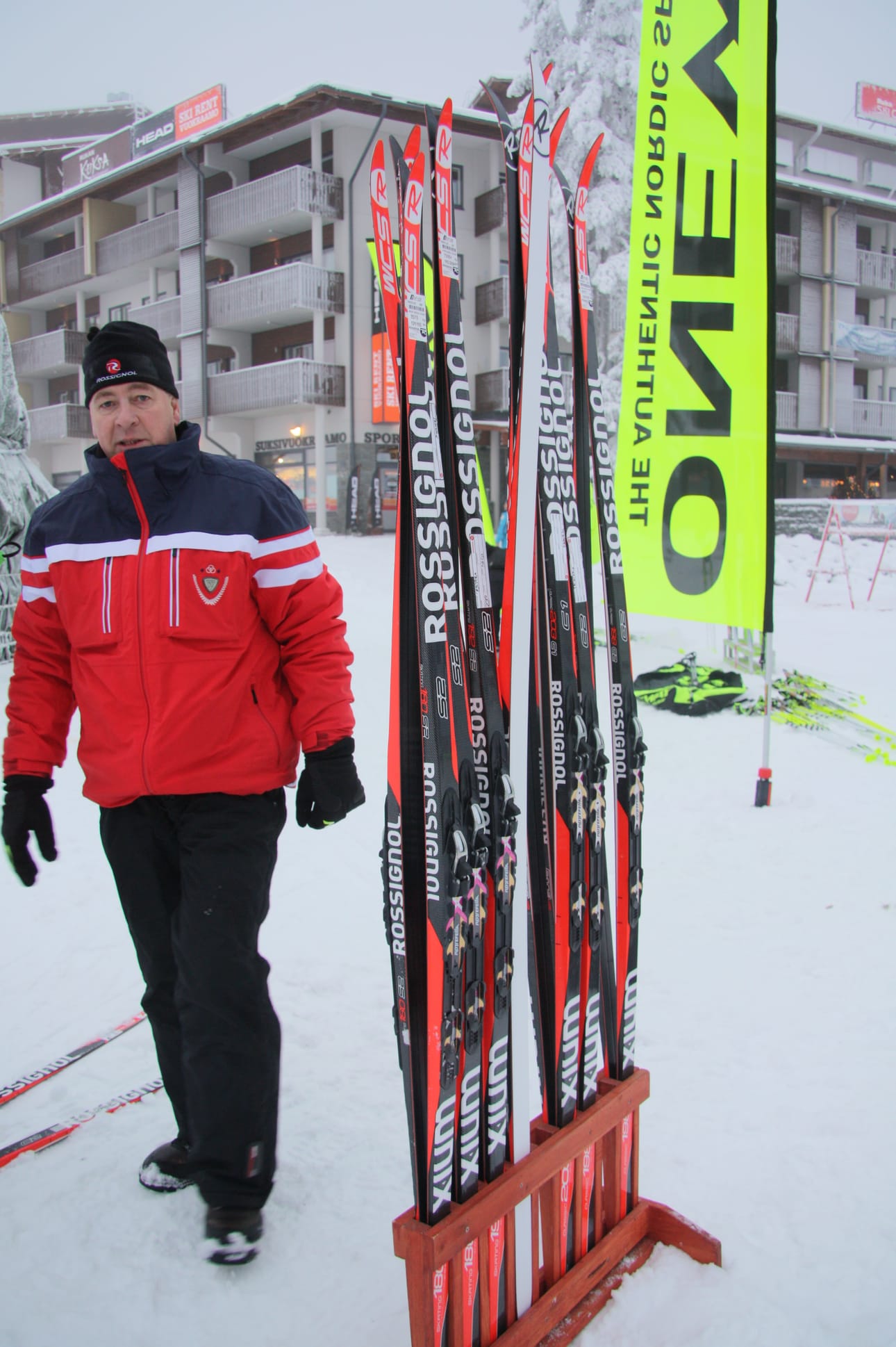 Olavi Vanhapiha tarjoaa kisayleisölle mahdollisuuden testata suksia.