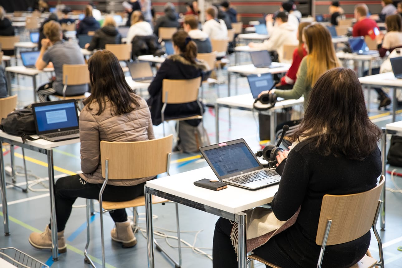 Jo yläkoulussa nuori tekee valinnan, joka määrittelee tulevaisuutta. Jatkaako lukioon vai vaikka ammatilliseen oppilaitokseen? Lukion ainevalinnat taas vaikuttavat tulevaan urakehitykseen ja palkkaukseen. Kuvituskuva yo-kirjoituksista.