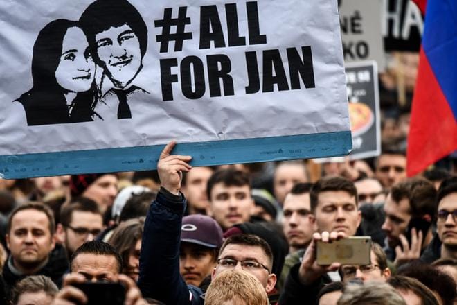 Slovakialaiset protestoivat maaliskuussa toimittajan murhan takia. Myös naapurimaassa Tsekissa toimittajien sananvapaus on heikentynyt. KUVA: CHRISTIAN BRUNA/EPA