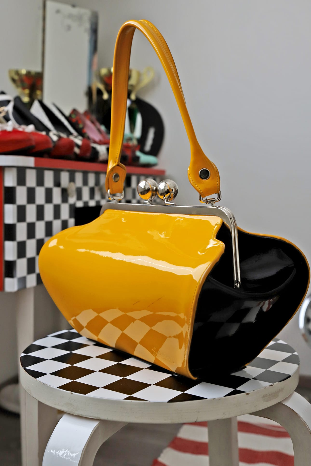 Kotimainen kiiltonahkainen Sulokas-laukku on Kinnusen silmäterä.