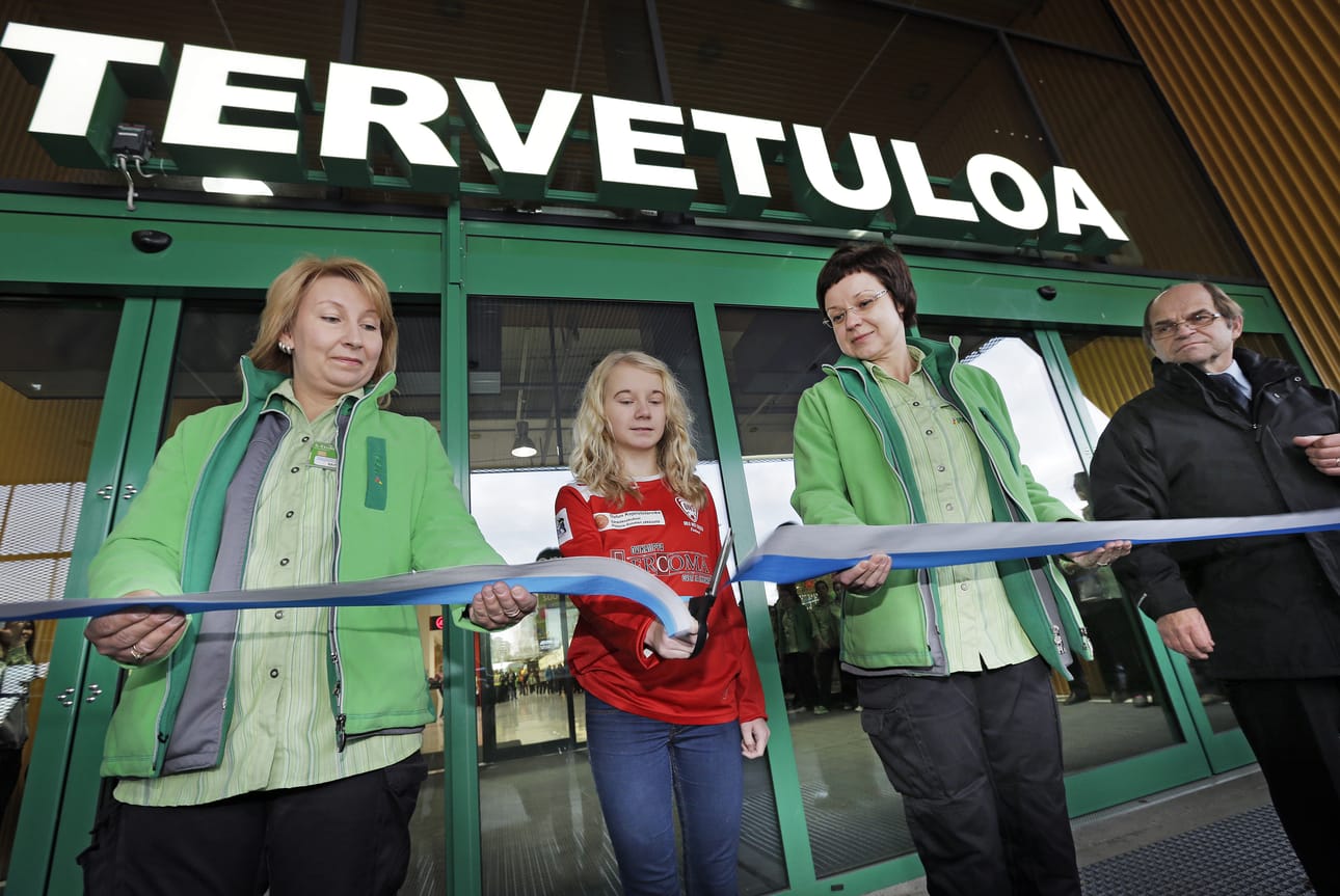 Uuden Prismakeskuksen avajaisnauhaa pääsi ensimmäisenä leikkaamaan ONS:n juniorijalkapalloilijoiden paidassa Riina Kangas. Leikkuussa avustivat Prisman Minna Ojala (vas.) ja Jaana Karjalainen. Oikealla leikkausvuoroa odottaa toinen asiakasomistajien edustaja Eero Hanhela.