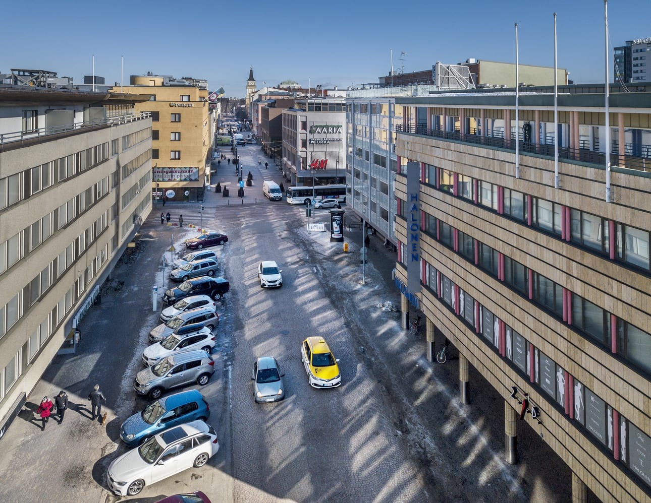 Korkeaa rakentamista halutaan Ouluun maltilla. Se tiivistäisi keskustan rakennetta ja lisäisi urbaanisuutta. Rotuaari, Kirkkokatu, Oulun keskusta, kaupunkimiljöö.