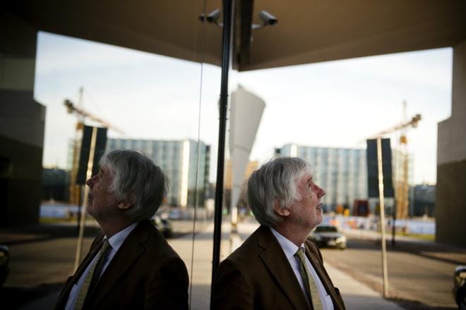 Entinen ulkoministeri, kansanedustaja Erkki Tuomioja (sd.) on sitä mieltä, että Syyriaan tehdyillä ohjusiskuilla ei ainakaan toistaiseksi ole saavutettu mitään. Tuomioja uskoo yhä neuvottelun voimaan. KUVA: Joel Maisalmi