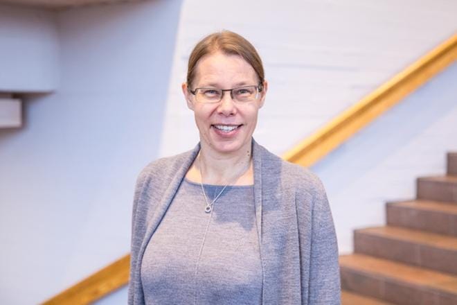 Moni Kristiina Mäkelän perheenjäsen asuu Pohjanmaalla: vanhemmat Isossakyrössä, sisko Tervajoella ja toinen sisko Mustasaaressa. Mäkelä tapasi hiljattain työssään ylioppilaskunnan hallituksen jäseniä ja kysyi eräältä nuorelta mieheltä, oliko tämä kotoisin Pohjanmaalta. – Kyllä pohjalainen toisen tuntee. Pohjalaisissa on suoraviivaisuutta ja rehtiyttä. KUVA: MIKKO RASKINEN