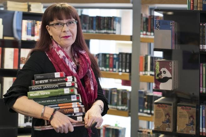 Sirkka-Liisa Sjöblomilla lukee kirjan, jonka hän suomentaa, ainakin kuusi kertaa työstämisen aikana. Kuva: Minna Antila