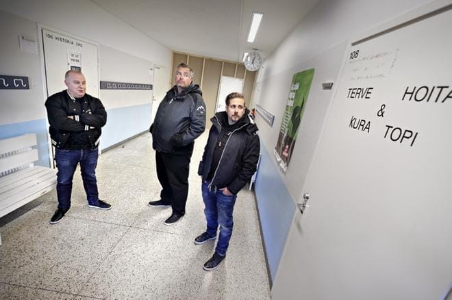 Kurikan yhteiskoulun rehtori Jari Ketolan ja kaupungin tilapalvelupäällikkö Rami Linnan sekä kunnossapitovastaava Niko Kujalan taakse on noussut väliaikainen seinä. Osastointi on alkanut. KUVA: KARI LÖFHJELM