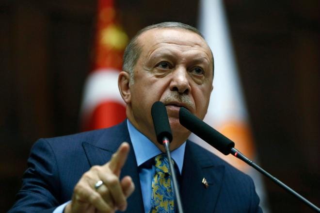 Turkin presidentti Recep Tayyip Erdogan puhui tiistaina maan parlamentille toimittaja Jamal Khashoggin surmasta ja epäilyksistä Saudi-Arabian toiminnassa. KUVA: Kayhan Ozer/ EPA