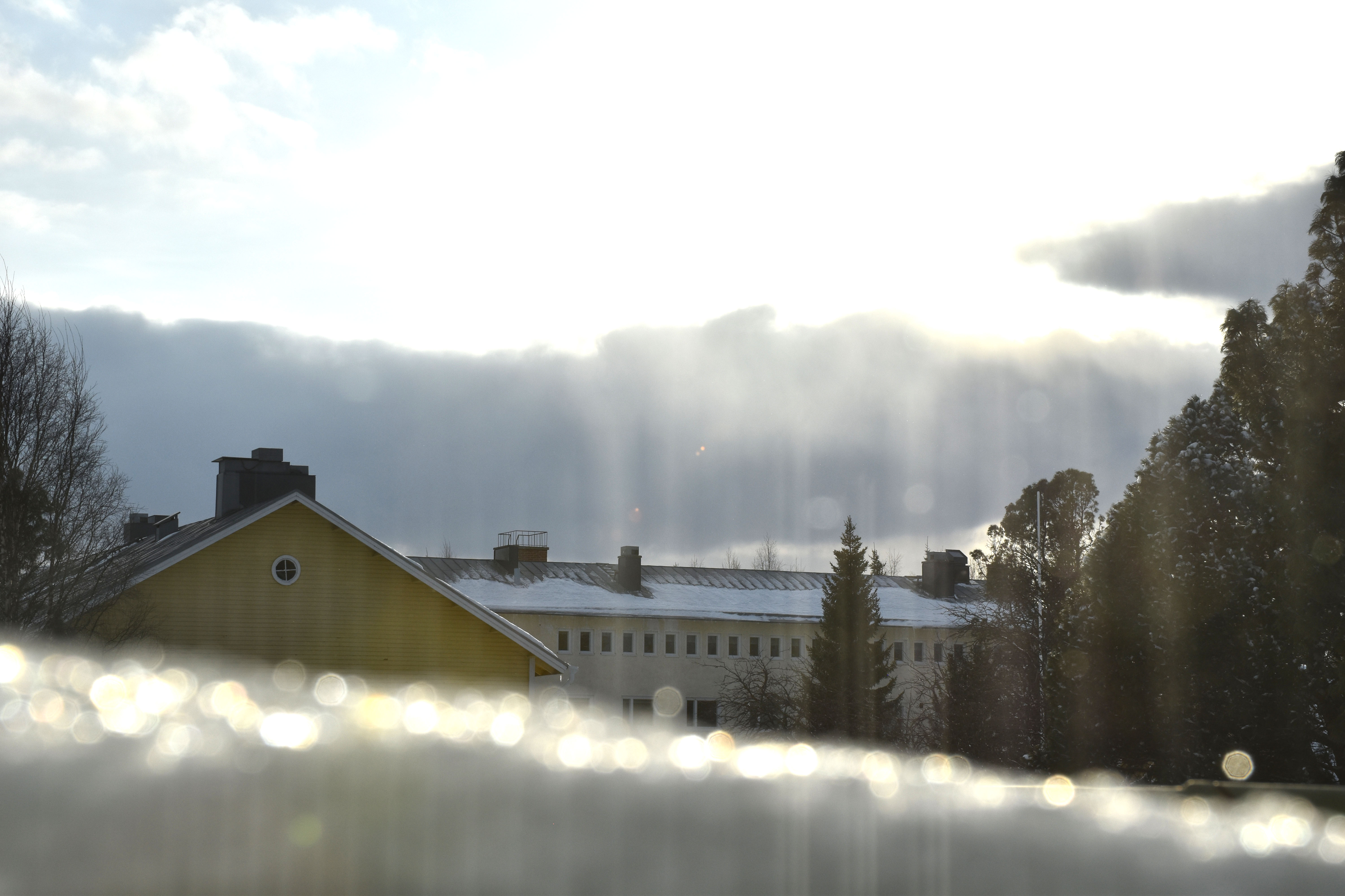 Nyt pilkistää jo aurinko – pahimmat pyryt ohi, mutta lunta tulee vielä