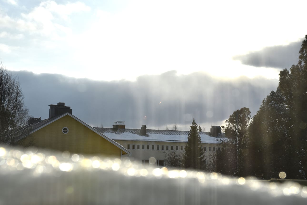 Aurinko pilkisti myräkän jälkeen pilvien lomasta.