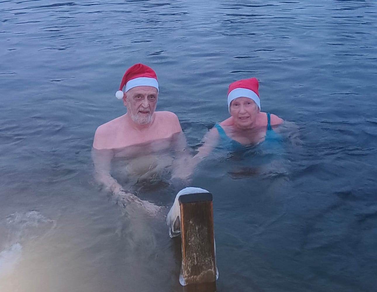 Lakeuden Avantouimareiden jäsenet, Juhani ja Laila Kalliokoski, joulutunnelmissa Tanelinlammella vuosi sitten. Tänä vuonna Tanskulla lauletaan kauneimpia joululauluja.