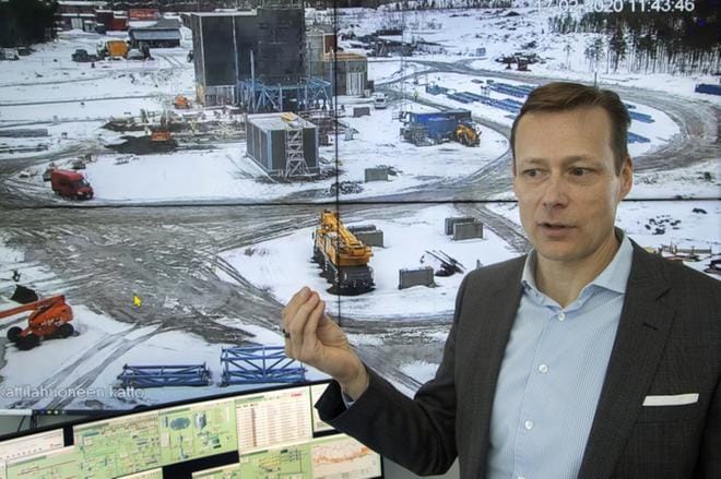 Toimitusjohtaja Vesa Tempakka voi seurata Vapon Vantaan toimistolla reaaliaikaista kuvaa Ilomantsista, jonne rakennetaan yhtiön ensimmäistä aktiivihiilitehdasta. KUVA: Mauri Ratilainen