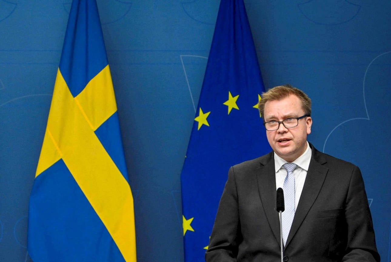 Puolustusministeri Antti Kaikkonen (kesk.) isännöi tänään ruotsalaiskollegansa Pål Jonsonin vierailua. Ministerit keskustelevat muun muassa maiden Nato-integraatiosta. LEHTIKUVA/AFP