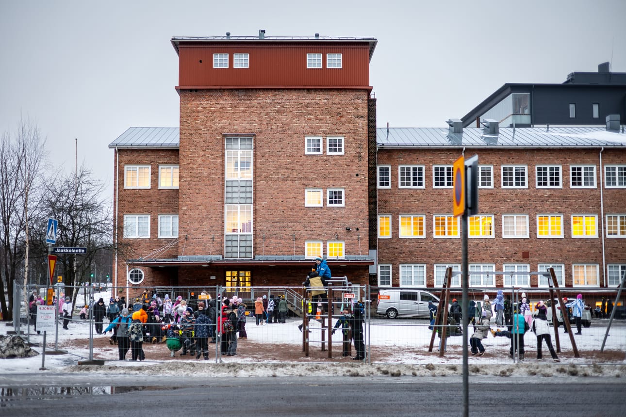 Alakylän koulun väistötiloissa käynnistyi arki torstaina 15. tammikuuta. Nyt Tiklaksen kiinteistössä opiskelee 129 koululaista ja Alakylän koulussa noin 140 oppilasta.