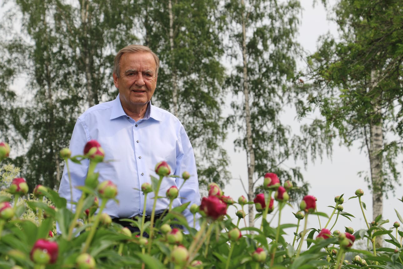Elämäntyönsä Isojoen Konehallissa tehnyt Ilkka Alakortes poseerasi kesällä Kauhajoen kotinsa puutarhassa. Arkistokuva.