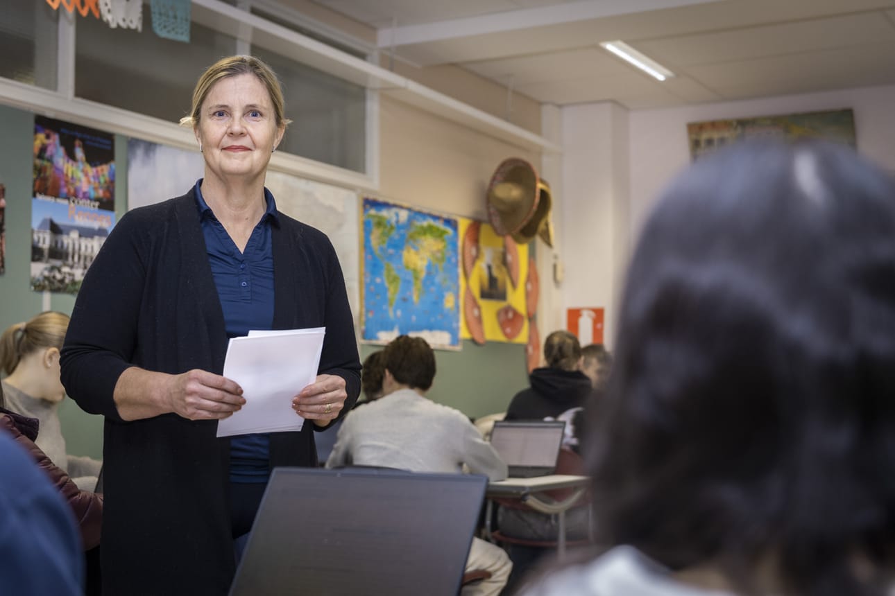 Terveystiedon ja liikunnan opettaja Sari Tättilä pitää lukiolaisille tunteja myös seksitaudeista. Aiheelle on kuitenkin niukasti aikaa, koska opetussuunnitelmassa on niin paljon asiaa.