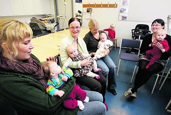 Äidit Heli Keränen (vas.), Tiia Kurikka, Sisko Sammalmaa ja Kati Komulainen kokoontuvat joka toinen viikko keskustelemaan vauva-arjesta. Keskusteluun osallistuvat myös vauvat Elli (vas.), Emmi, Linnea ja Inka.
