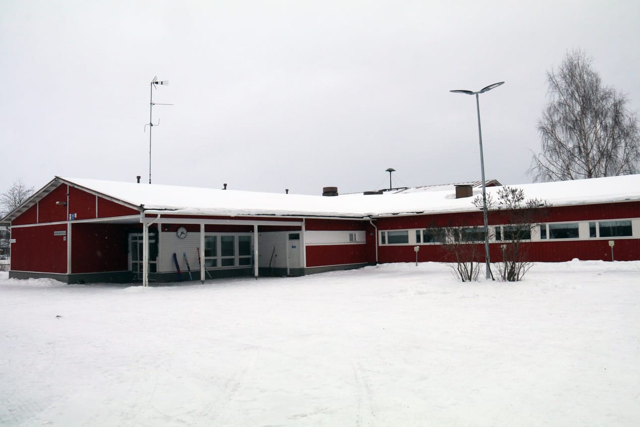 Hakolan koulun toiminta loppuu. Oikaisuvaatimuksen jättäneiden mielestä Yliviitalantien varrella asuvien lasten olisi parempi siirtyä Alahärmän kirkonkylän kouluun kuin Ylihärmän koulukeskukseen.