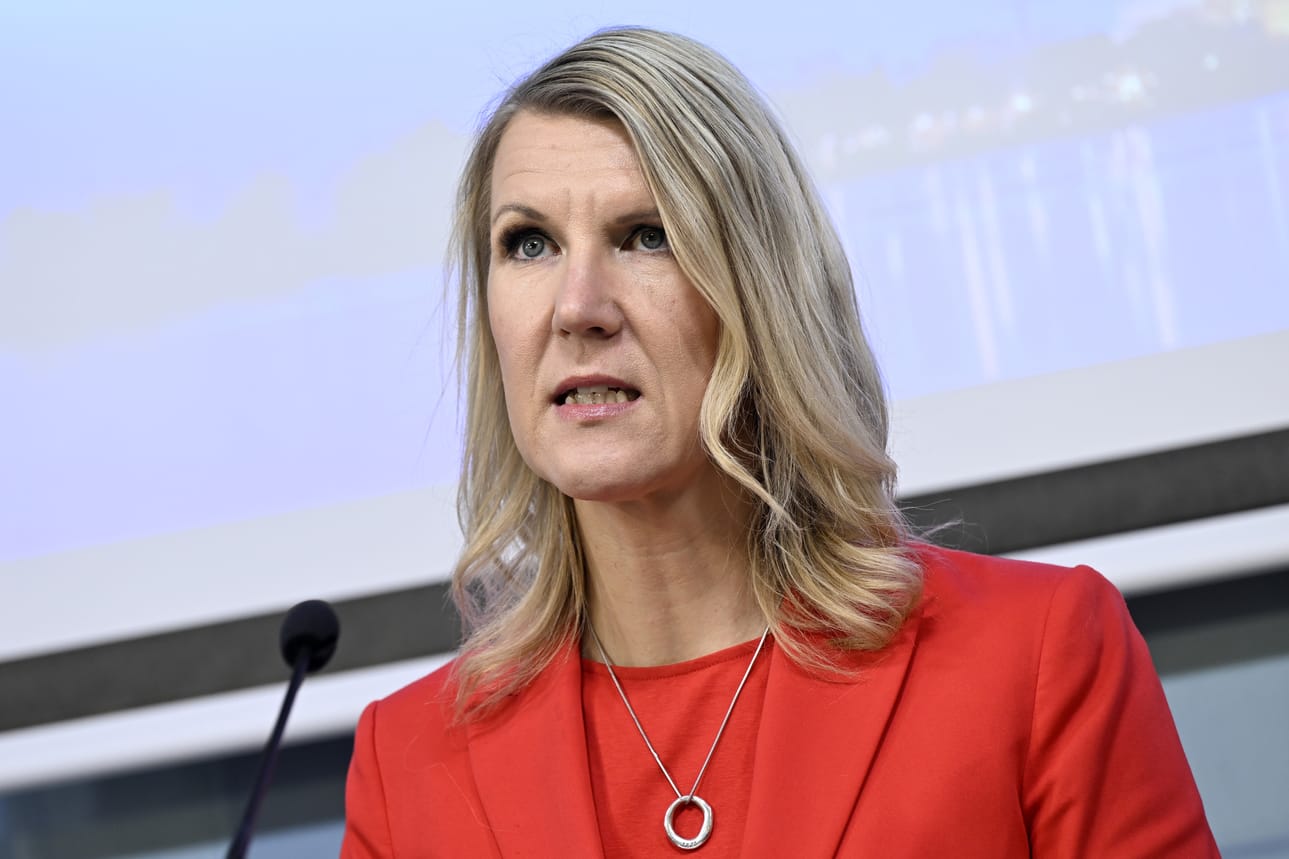 Ympäristö- ja ilmastoministeri Sari Multala (kok.) suhtautuu kriittisesti jakeluvelvoitteen laskemiseen tai bensaveron alentamiseen.