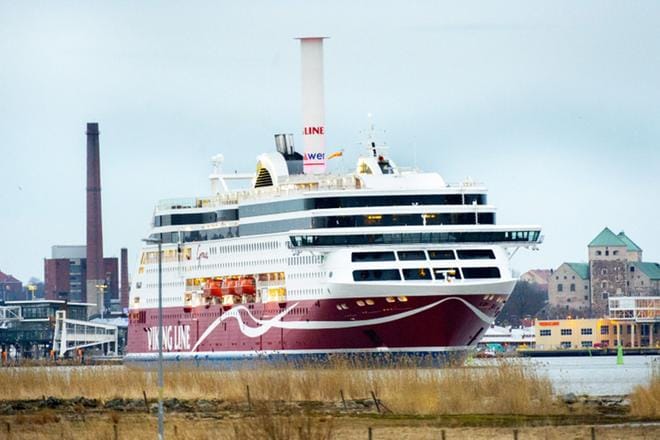 Maailman ensimmäisiin LNG-matkustajalaivoihin lukeutuvaan Viking Graceen lisättiin viime vuonna korkea putkilomainen roottoripurje. Roottoripurjeella voidaan vähentää polttoaineenkulutusta 5–20 prosenttia tuulen mukaan. Tarkan tiedon roottoripurjeen tehosta Viking Line saa huhtikuun lopussa. KUVA: Jari Laurikko