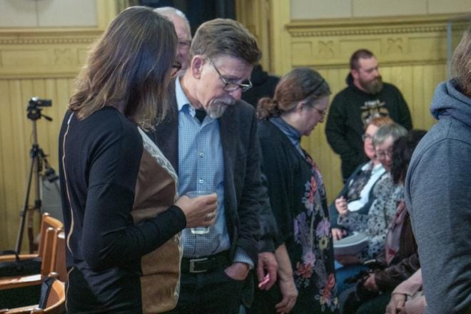 Carl-Gustav Mangs (r.) kertoo, että korjattu tilinpäätös allekirjoitetaan perjantaina. ARKISTOKUVA: JORMA HAVULA