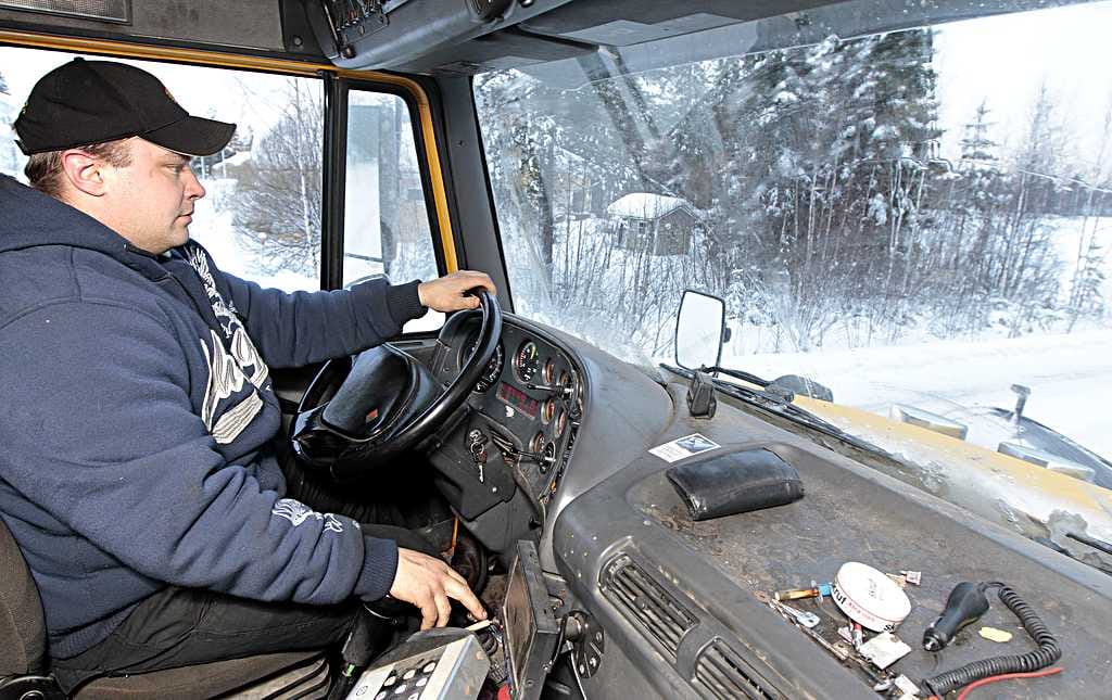 31-vuotias Vesa Karjaluoto on aurannut lumia talvisin poikasesta asti  ensin traktorilla ja kuorma-autokortin saatuaan isommillakin kulkupeleillä. Maanantain työntäyteinen päivä saanee jatkoa myös tiistaina, kun lumisateita on luvattu lisää pohjoiseen.