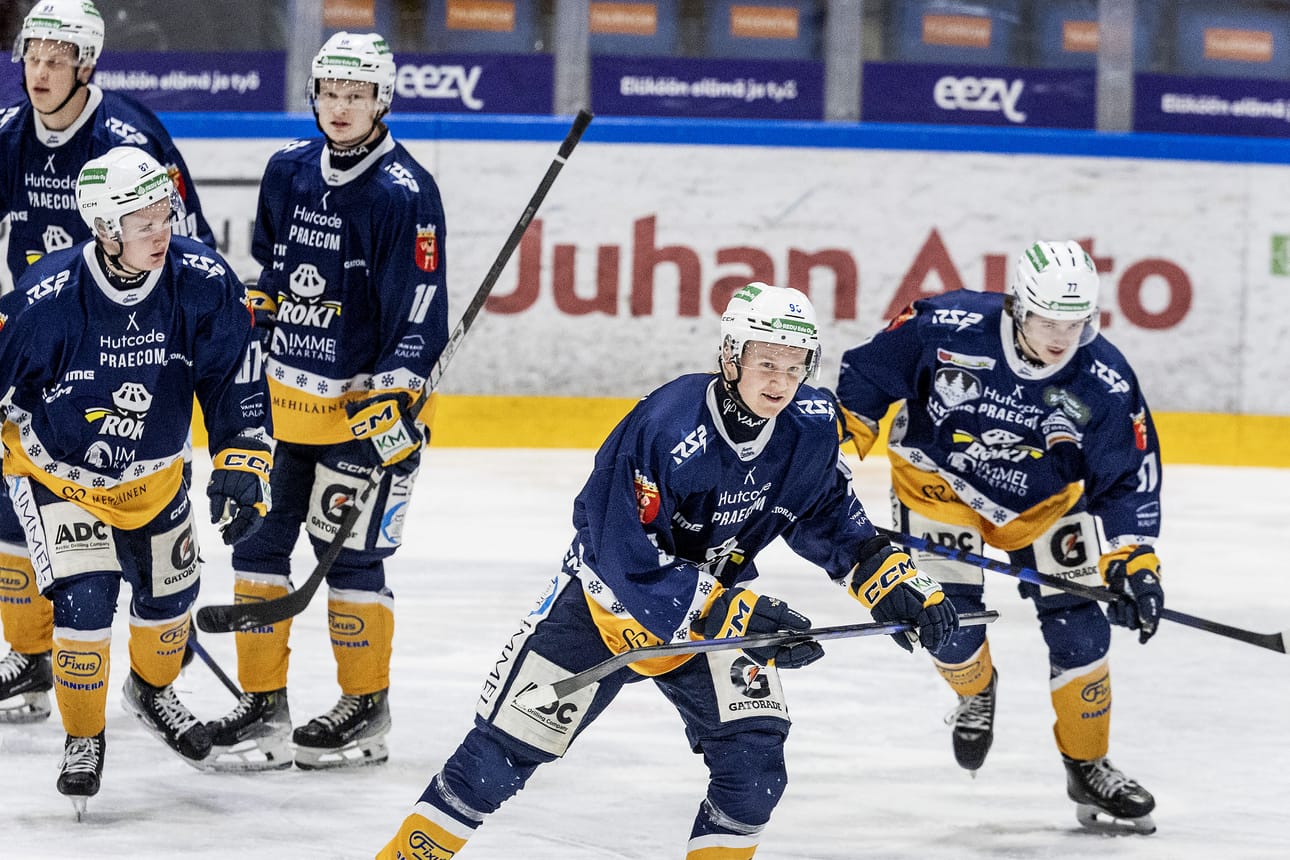 Tämä näky on on ollut tuttu. Tuomas Turppa johtaa RoKin ylivoimaviisikon juhlimaan maalia. Mukana viisikossa ovat Anton Sikorski (oik.), Juho Järvelä, Rasmus Ruusunen ja Leevi Siira. Iloista huolimatta RoKin ylivoimatehokkuudessa on vielä paljon parannettavaa.