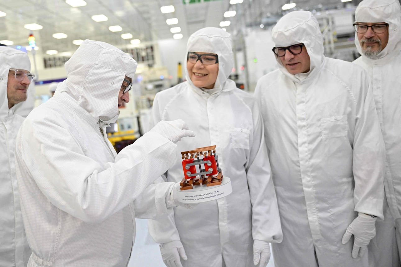 Henna Virkkunen (toinen vasemmalta) vastaa Euroopan komission varapuheenjohtajana muun muassa teknologisen suvereniteetin kehittämisestä. Hän tutustui helmikuussa Belgian Leuvenissa nanoelektroniikan pilottihankkeeseen.