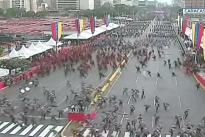 Venezolana de Television -kanavan taltioinnista näkyy, miten sotilaat hajaantuivat muodostelmistaan kesken armeijan juhlamenojen Caracasissa. Sadat sotilaat lähtivät juoksemaan, kun oli annettu evakuointikäsky "lennokkia muistuttavien laitteiden" uhattua räjähteillä presidentti Nicolás Maduroa. KUVA: VTV / HANDOUT