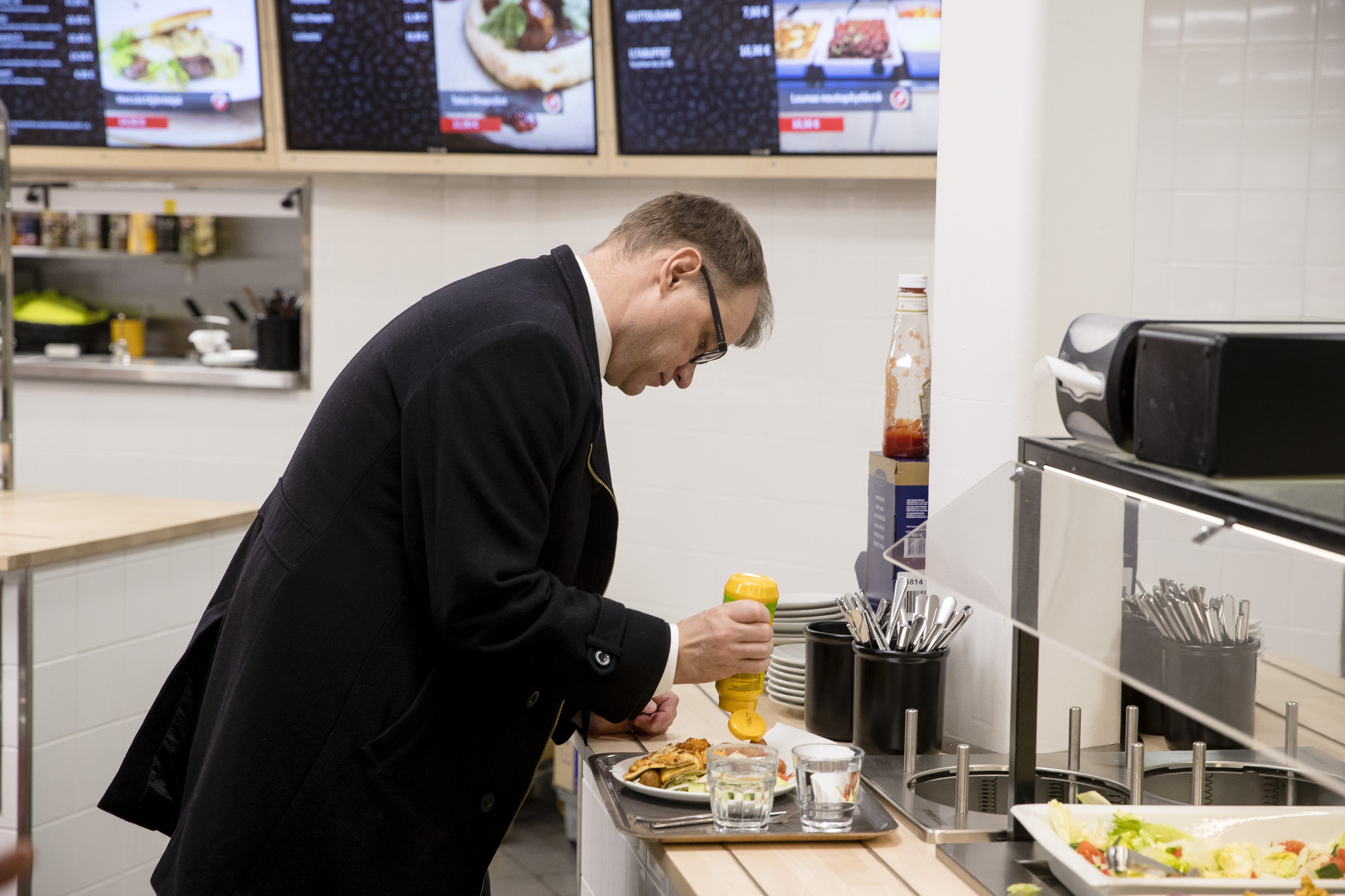 Suomi on totisesti tasavalta. Huoltoaseman noutolinjastolla Mäntsälässä voi nähdä pääministeri Juha Sipilän (kesk.), joka sunnuntaina alkuillasta kiiruhtaa Suomi 100 -tapahtumasta kotiin erikoishaastattelun kautta. KUVA: Joel Maisalmi