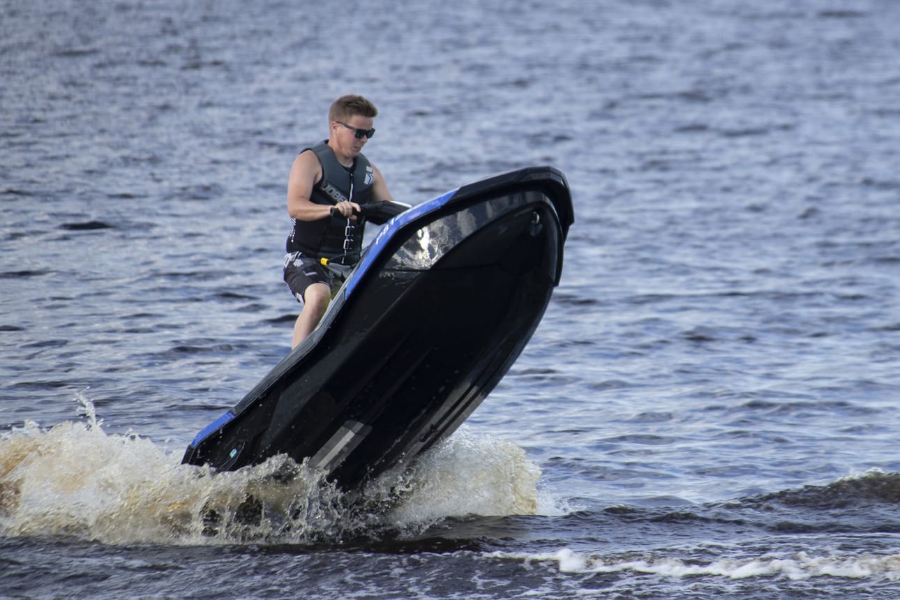 Mikko Tahvola näyttää, kuinka vesijetillä keulitaan.