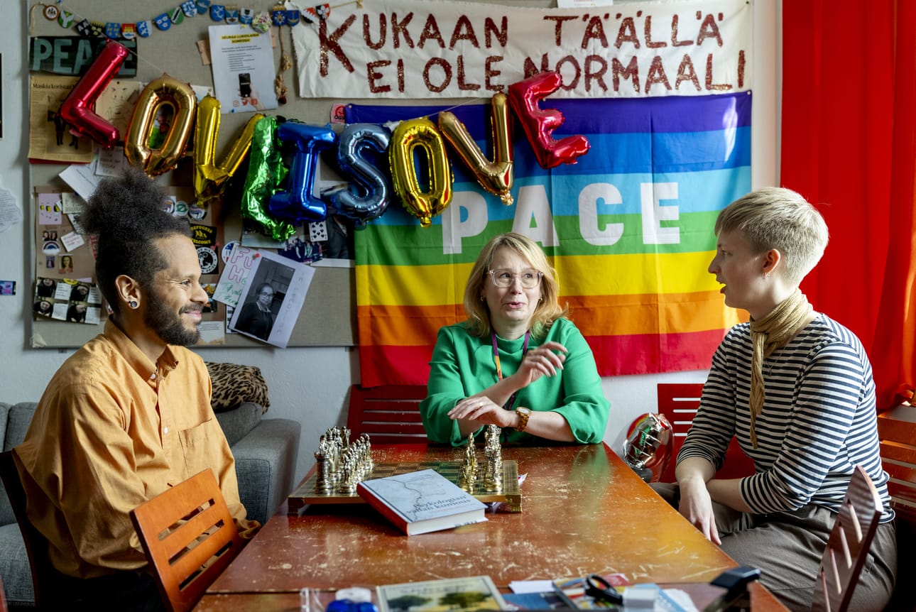 Anssi Bwalya, Krista Kautto ja Marjukka Ajakainen palasivat muistojen ääreen Oulun Suomalaisen Yhteiskoulun oppilaskunnan huoneessa.