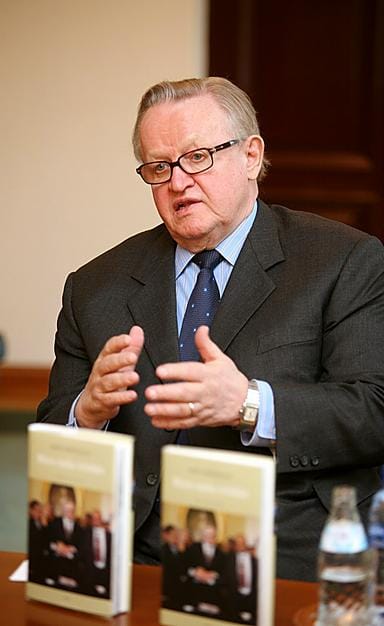 LKS Katri Merikallion teos "Miten rauha tehd??n" kuvailee presidentti Martti Ahtisaaren ponnisteluja Aceh-v?litysteht?v?ss??n. Presidentti Ahtisaari kirjan julkistamistilaisuudessa torstaina 31. elokuuta. LEHTIKUVA / Martti Kainulainen
