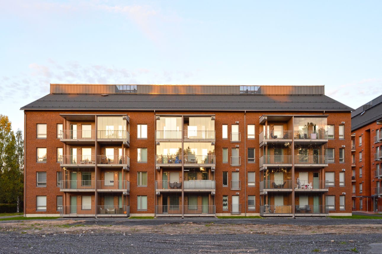 Nykyinen parvekenäkymä on tyhjää kenttää, johon tulevaisuudessa rakentuu Välivainion keskuskortteleista seuraava.