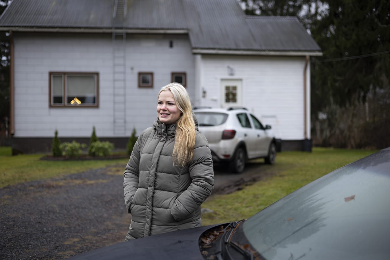Ella Tuokko ottaa tankkausongelman rauhallisesti. Hän on saanut käyttää sukulaisten autoa, kun oma auto on korjaamolla.
