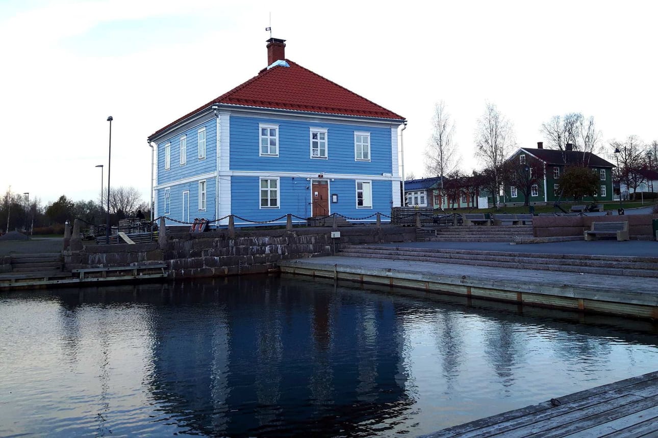 Pakkahuoneen museo pitää edelleen piikkipaikkaa Raahen museon kävijämäärissä. Museota komistaa nyt uusi katto ja maalipinta.