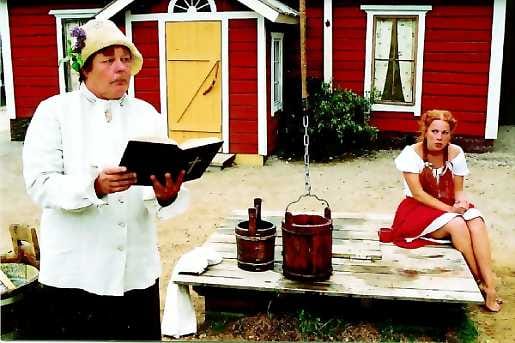 Sanaa kaivonkannella. Syntinen vetoaa miehiin paremmin kuin synnitön - Abrahamska (Helena Okkola) lukee kaivonkannella istuvalle Maiju Miehimykselle (Irene Tikka).