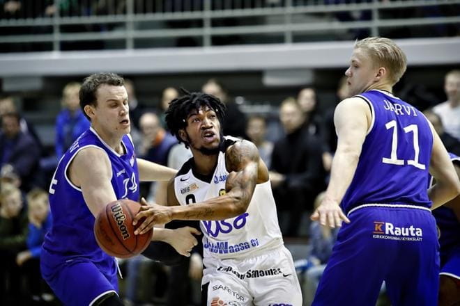 Kobrien Stephen Croone kamppaili Unitedin Jouko Järvisen ja Okko Järven kanssa. KUVA: TOMI KOSONEN