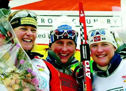 Hymyä piisasi. Norjan Marit Bjoergen (kesk.) vei sprintin maailmancupin osakilpailun voiton Italiassa. Myös toiseksi sijoittunut Saksan Claudia Kuenzel (vas.) ja kolmanneksi suksinut Norjan Maj Helen Sorkmo olivat tyytyväisiä saavutuksiinsa.