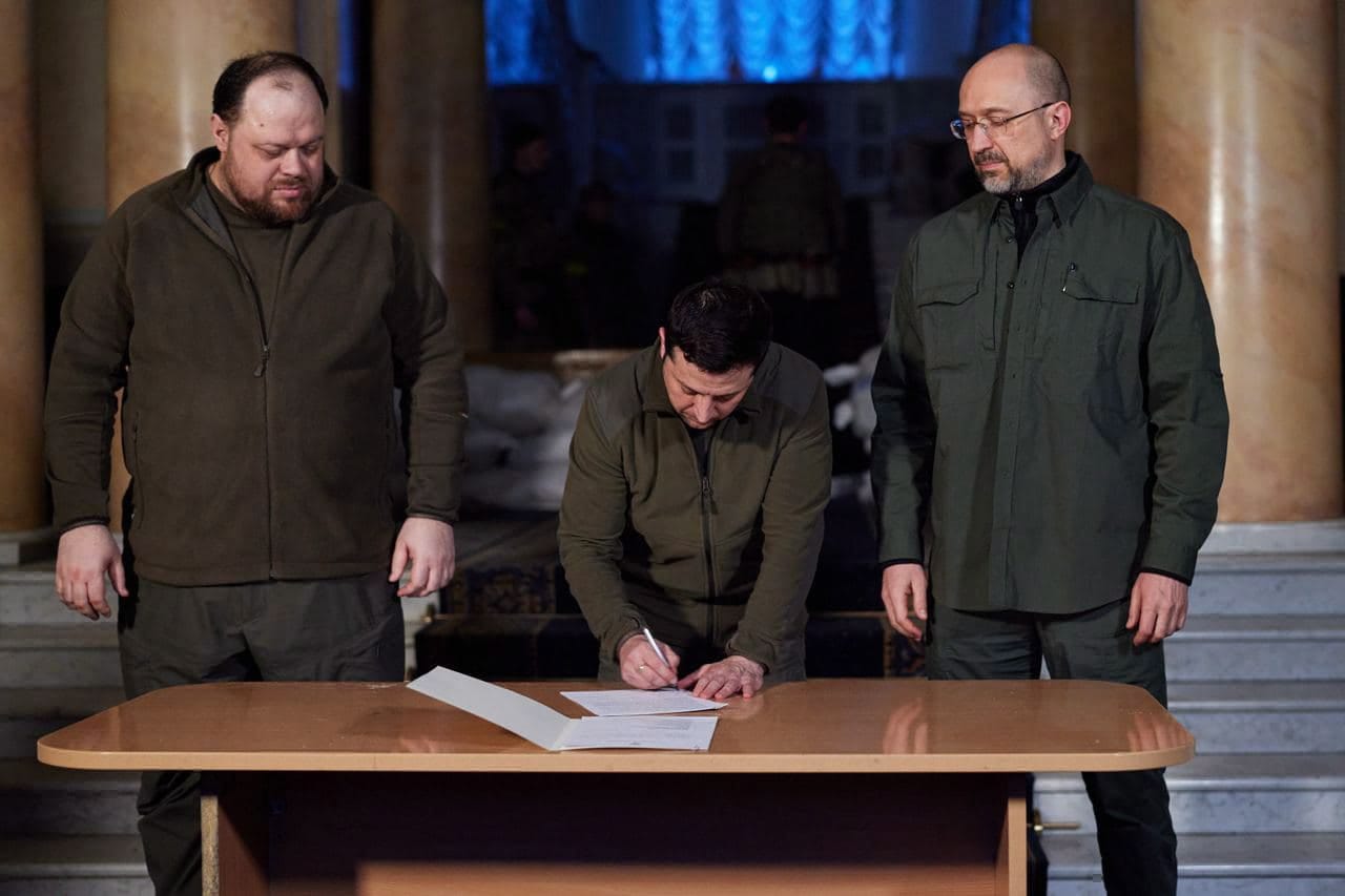 Ukrainan presidentti Volodymyr Zelenskyi (keskellä) toivoo länsimailta lisää apua. Kuvassa myös pääministeri Denys Shmyhal (oik.) ja parlamentin puheenjohtaja Ruslan Stefanchuk.