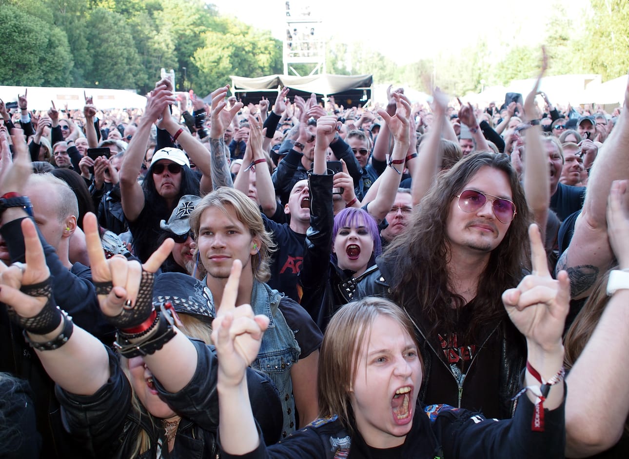 Festarikonserteissa kannattaa suojata korvansa joko kertakäyttöisillä vaahtomuovikorvatulpilla tai hieman kalliimmilla hifitulpilla. Melurasituksen määrään vaikuttaa myös oma sijainti keikan aikana.