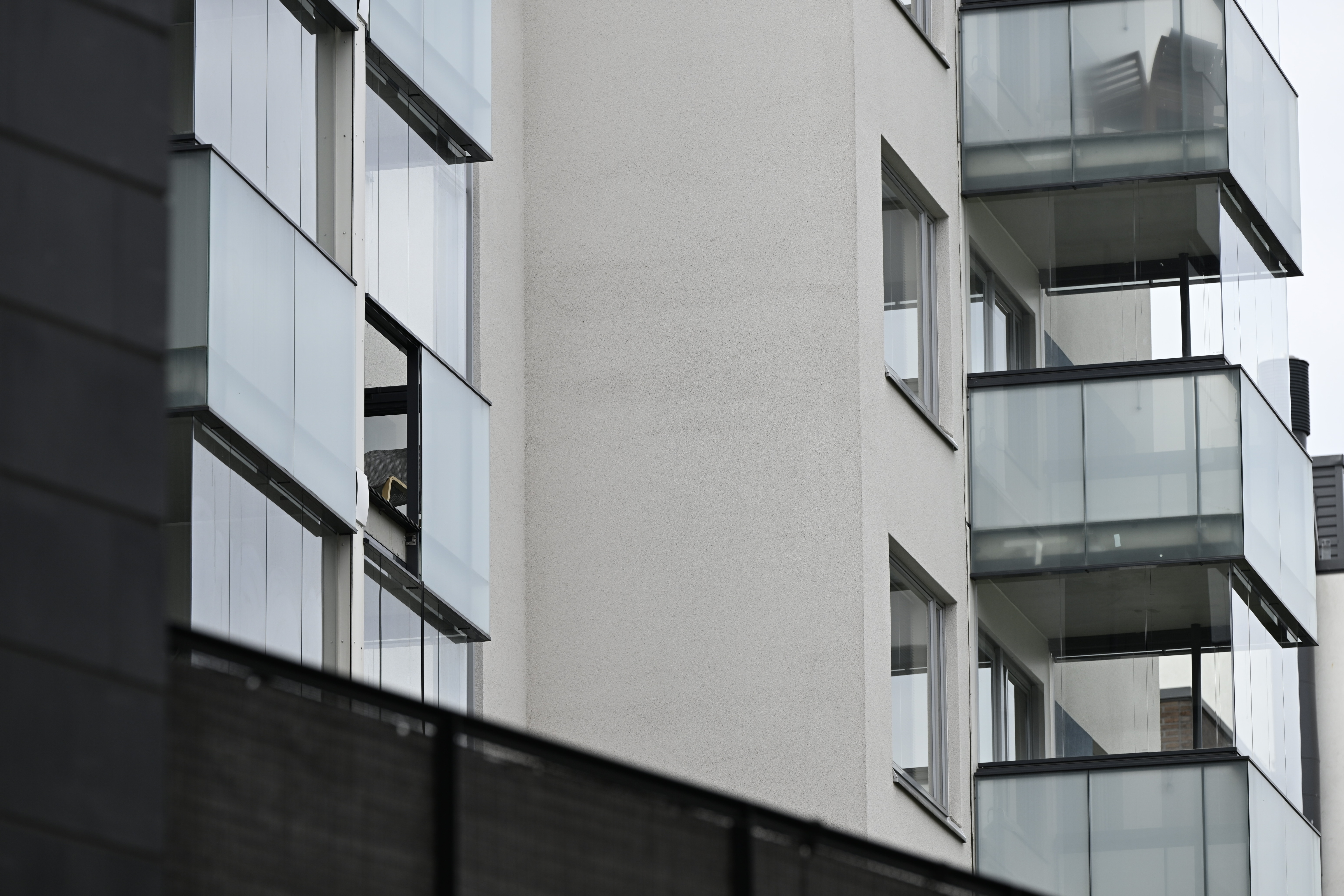 Parvekkeiden riskit arveluttavat – putoamiset ja vaaratilanteet viittaavat laatuongelmiin