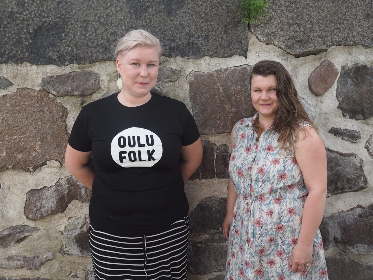 Oulu Folk Festivalista on kasvanut peräti viisipäiväinen tapahtuma. Pinja Valon (vas.) ja Anniina Niemen mukaan sellainen ei ihan alkujaan ollut suunnitelmissa. – Oli niin paljon hyviä bändejä tarjolla, niin lähti vähän mopo käsistä, Niemi naurahtaa.