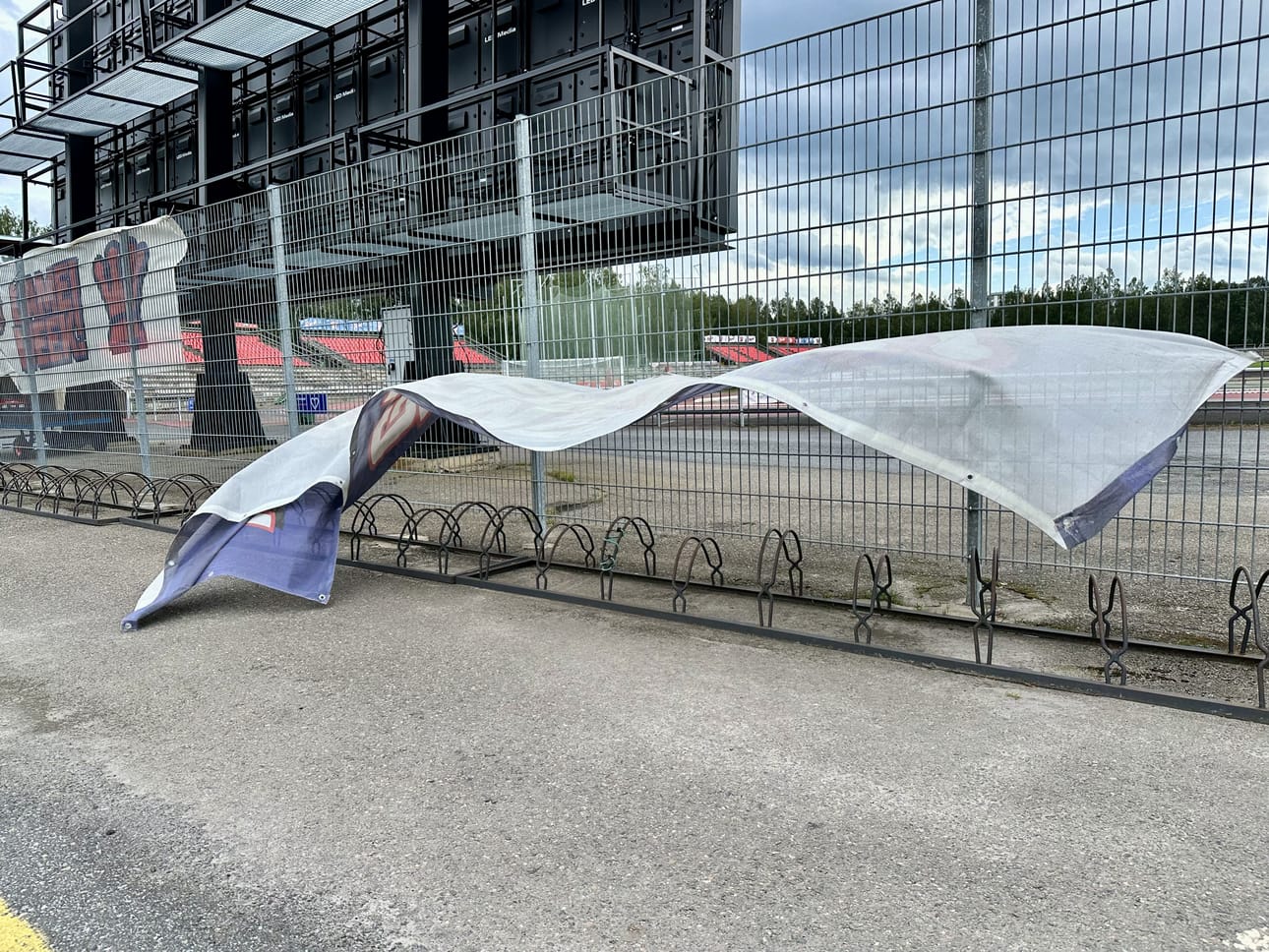 Kaarlen kentällä Vaasassa tuulen seuraukset näkyvät.