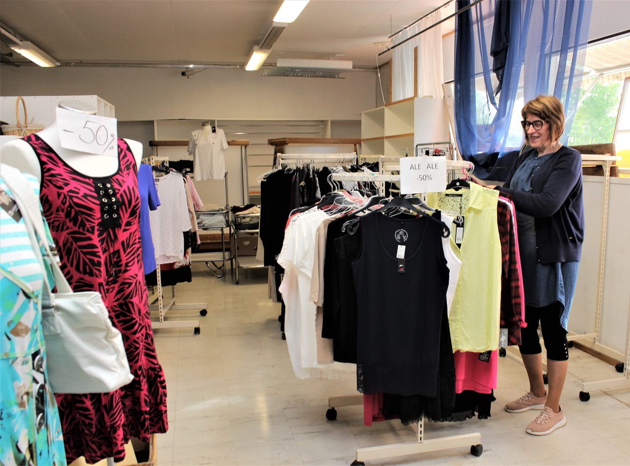 Eläkkeelle jäävä Marja-Terttu Koivula on pitänyt liikettä Karijoella 37 vuotta ja neljä kuukautta, eikä ole koskaan pitänyt yhtään kesälomaa. Hän on silti jaksanut hyvin. - Olen viihtynyt työssäni.