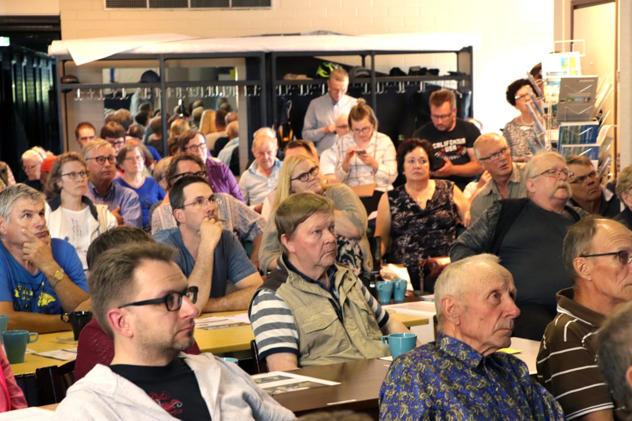 Valokuitu sai siikajokiset liikkeelle. Valtuustosali oli pullollaan kuidusta kiinnostuneita kuntalaisia.