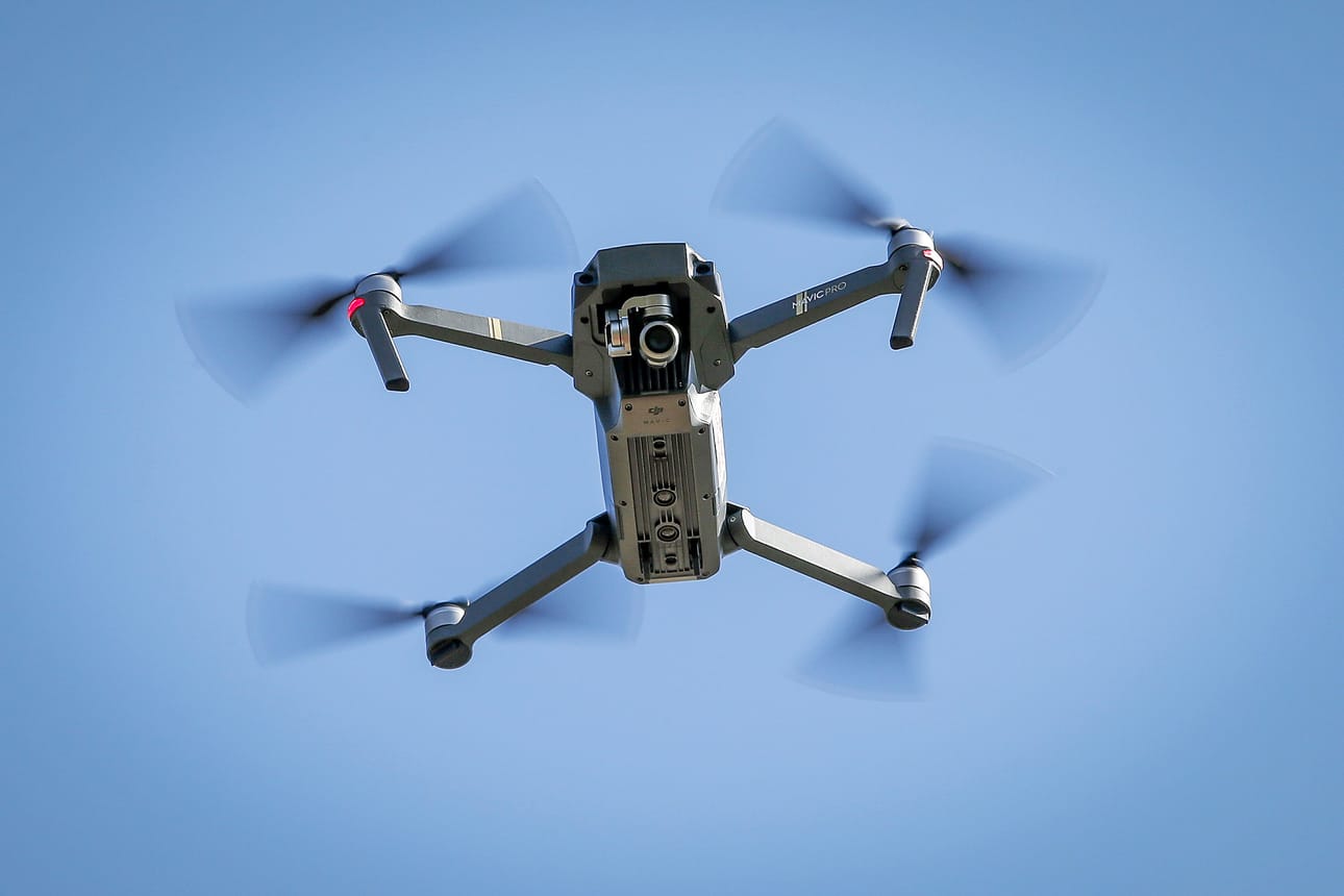 Dronea nimitetään myös miehittämättömäksi ilma-alukseksi. Arkistokuva.