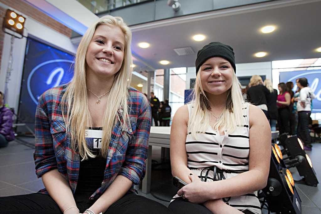 Iiris Puskala (vasemmalla) pääsi vihdoin laulamaan Idolsin koelauluihin. Ada Manninen tuli Puskalan mukana Raahesta Ouluun kannustamaan ystäväänsä jatkoon.
