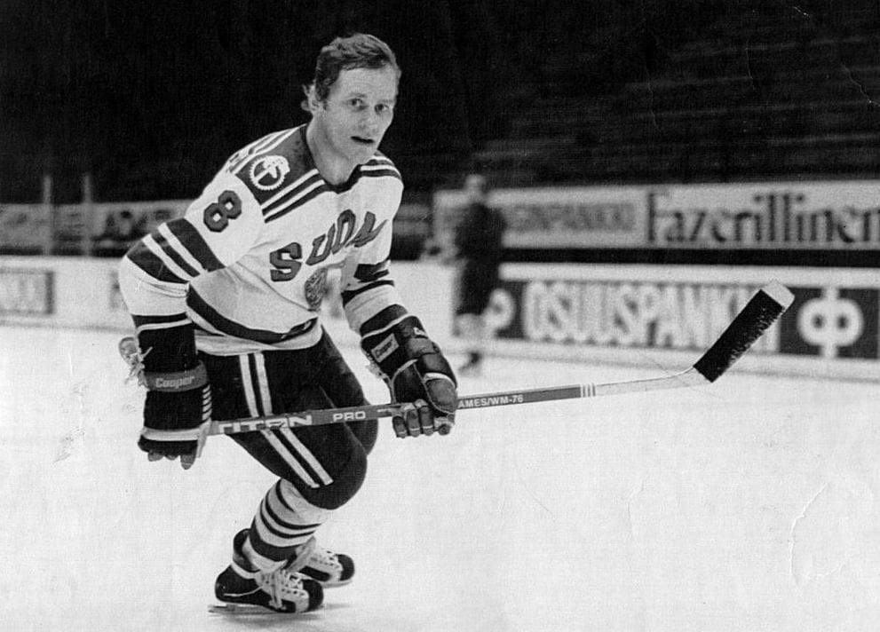 Esa Peltonen näyttää 1970-luvun tyyliä.