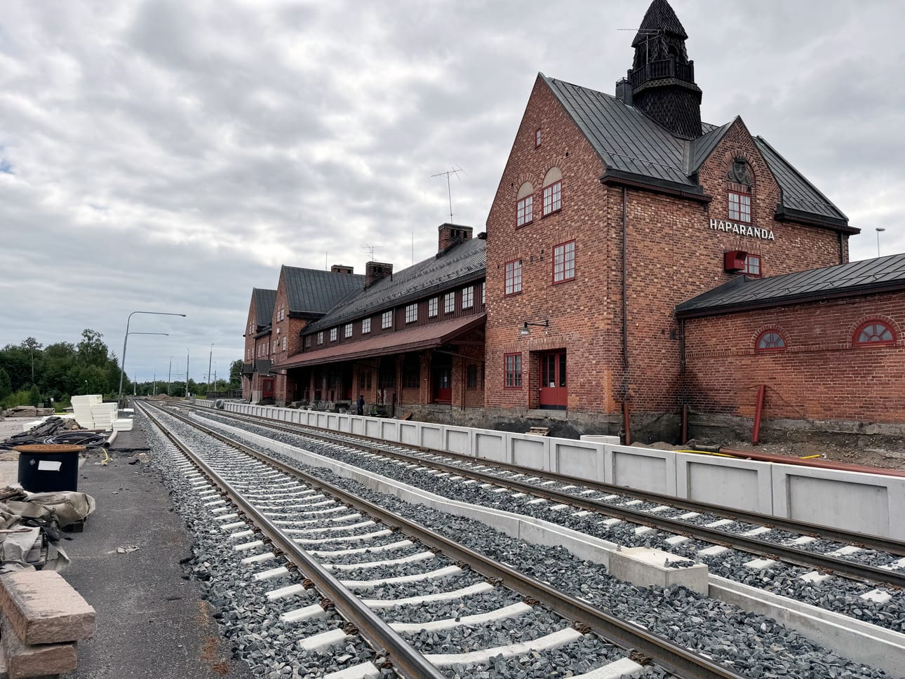 Kiskot Suomen raideleveydellä tulevat Haaparannan aseman etupuolelle. Kuvassa näkyy Ruotsin raideleveydellä länteen jatkuvaa rautatietä aseman takapuolella.