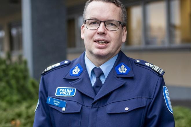 Rikosylikomisario Thomas Skur Pohjanmaan poliisista kertoo, että koronavuoden aikana vakavat väkivaltarikokset ovat siirtyneet julkisista paikoista yksityisiin tiloihin. KUVA: ELENA MIKKILÄ